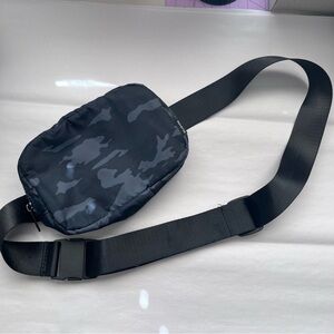 Apana See Me Run Belt Bag Black Camo one size adjustable